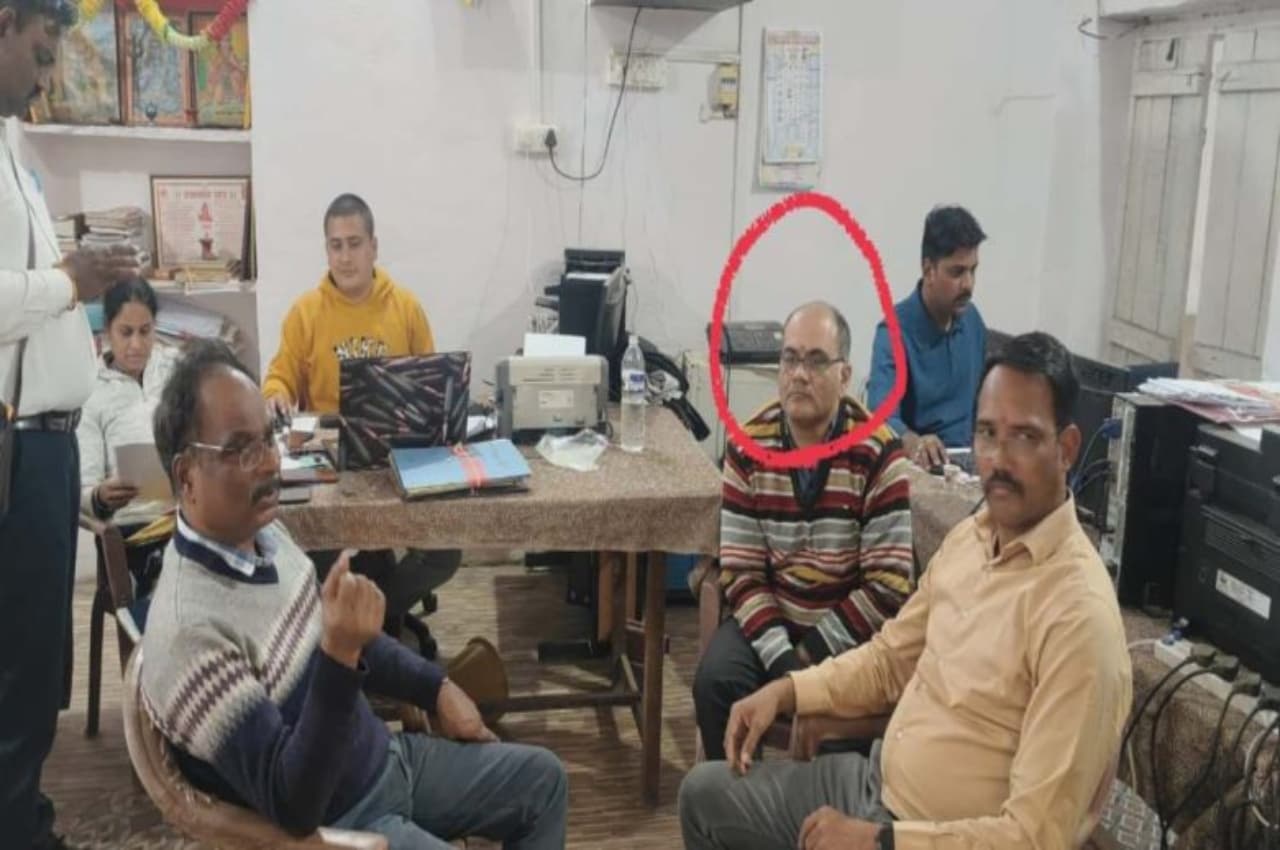 नरसिंहपुर में लोकायुक्त की कार्रवाई, ASI को रंगे हाथों रिश्वत लेते किया गिरफ्तार