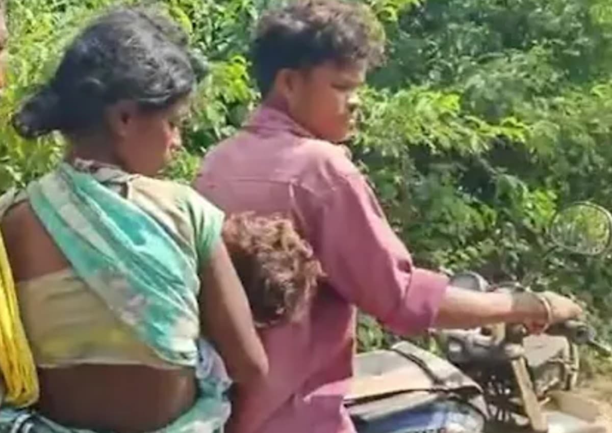 अस्पताल ने एंबुलेंस देने से किया इनकार, 3 साल की बेटी के शव को ऐसे 65 KM दूर घर ले गया आदिवासी