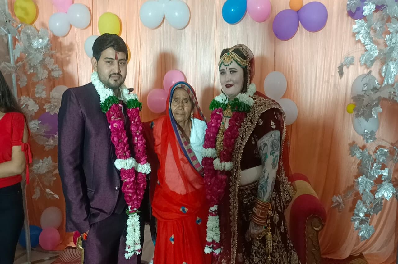 इतई गोरी बहू कबुऊ नाए देखी... आगरा में चर्चा बनी इंग्लैंड की हैना और पलेंद्र की शादी, जानें क्या है Love Story