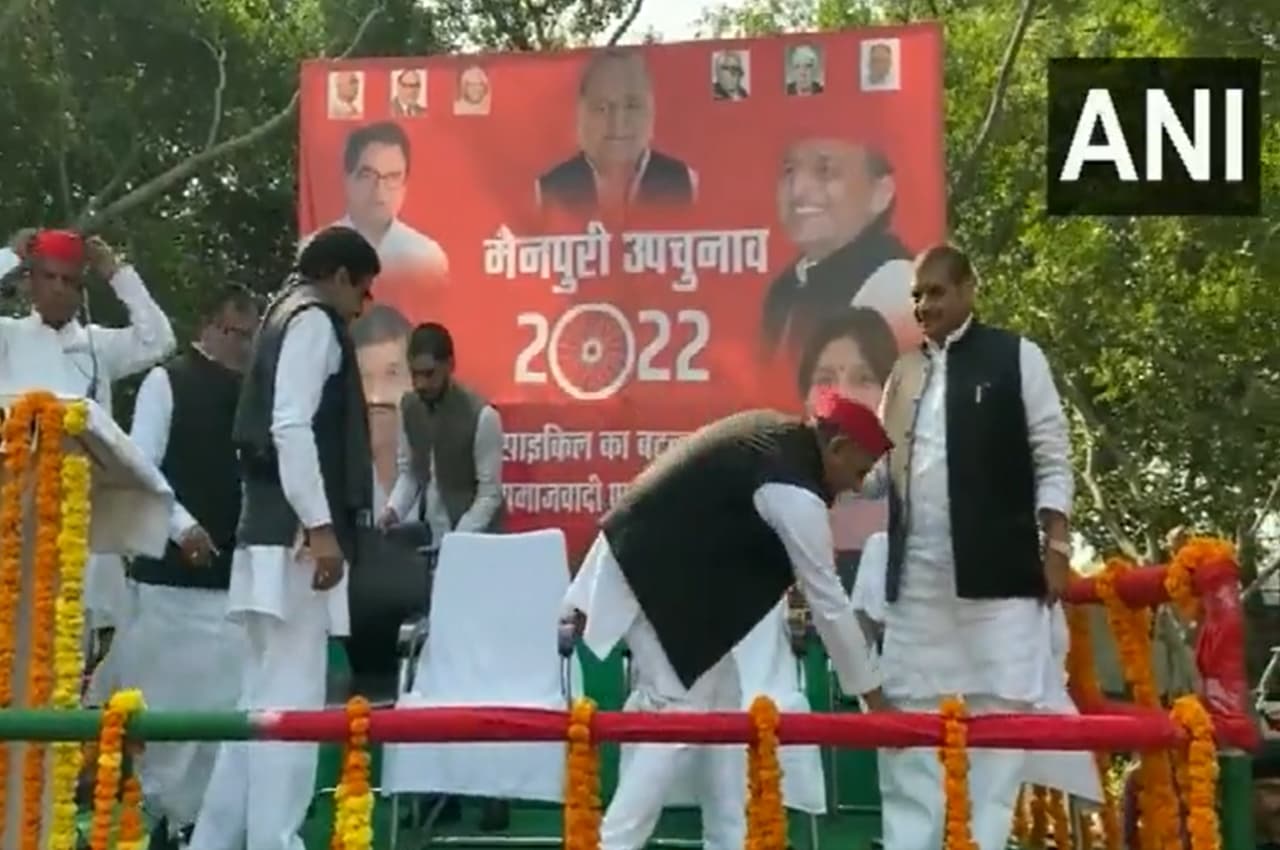 Mainpuri By-Election: मंच पर चाचा के छूए पैर, फिर अखिलेश यादव ने कहा- पूरा देश देखेगा ऐतिहासिक जीत, Video