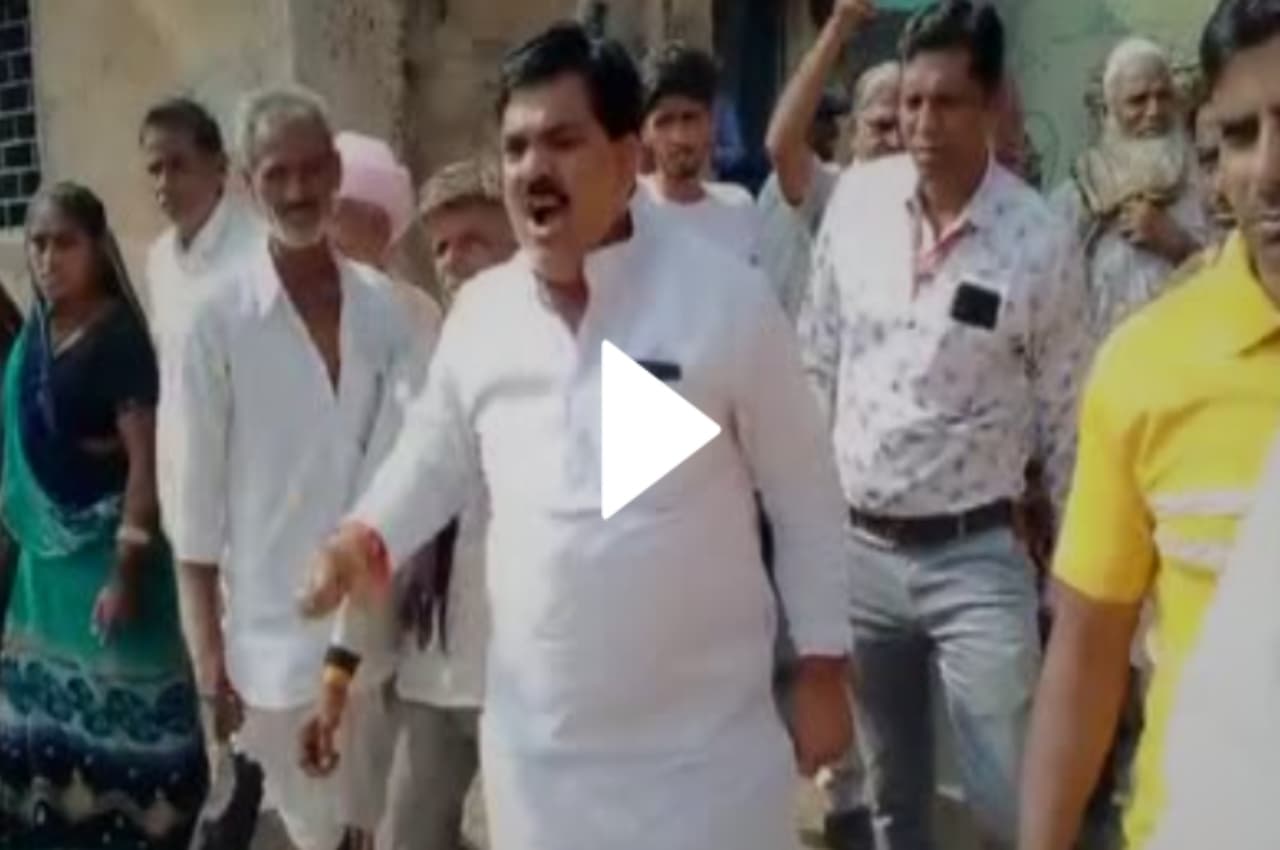 Ratlam Viral Video: डिजिटल सिस्टम फेल होने पर रुका खाद वितरण, गोदाम पर पहुंचे विधायक ने कर दिया ये काम