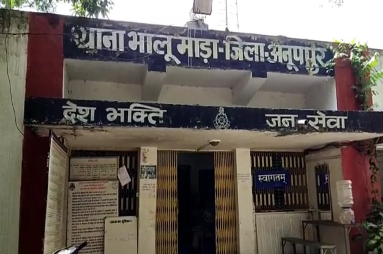 मनचलों के हौंसले बुलंद, स्कूली छात्राओं से बीच राह रोककर की छेड़छाड़ और मारपीट
