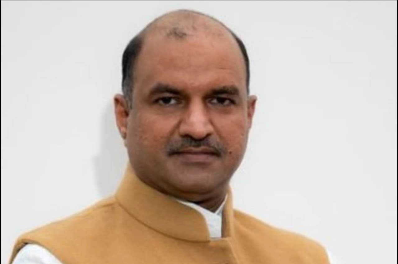Chittorgarh: भाजपा सांसद ने खोया आपा, सरकारी कर्मचारी को सबके सामने मारा थप्पड़, जानें पूरा मामला