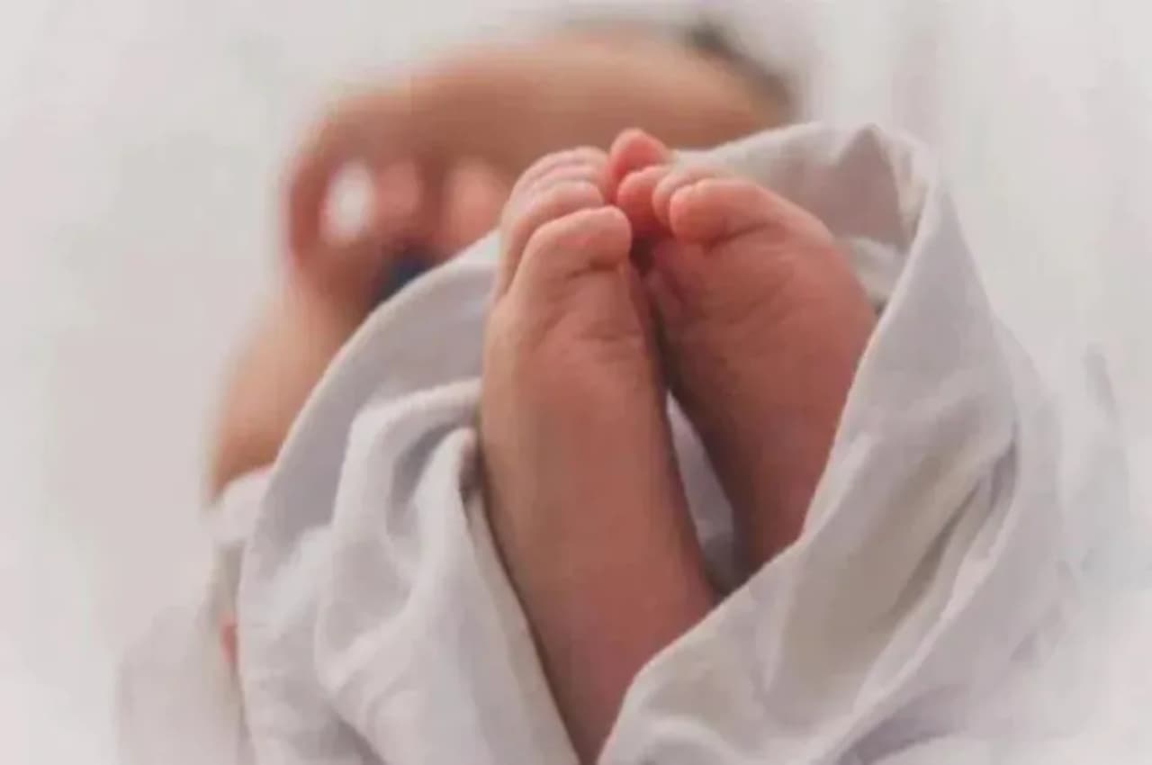 कूड़ेदान में मिली नवजात बच्ची, जिसने भी देखा उसका कलेजा फट गया, डॉक्टरों ने कही ये बात