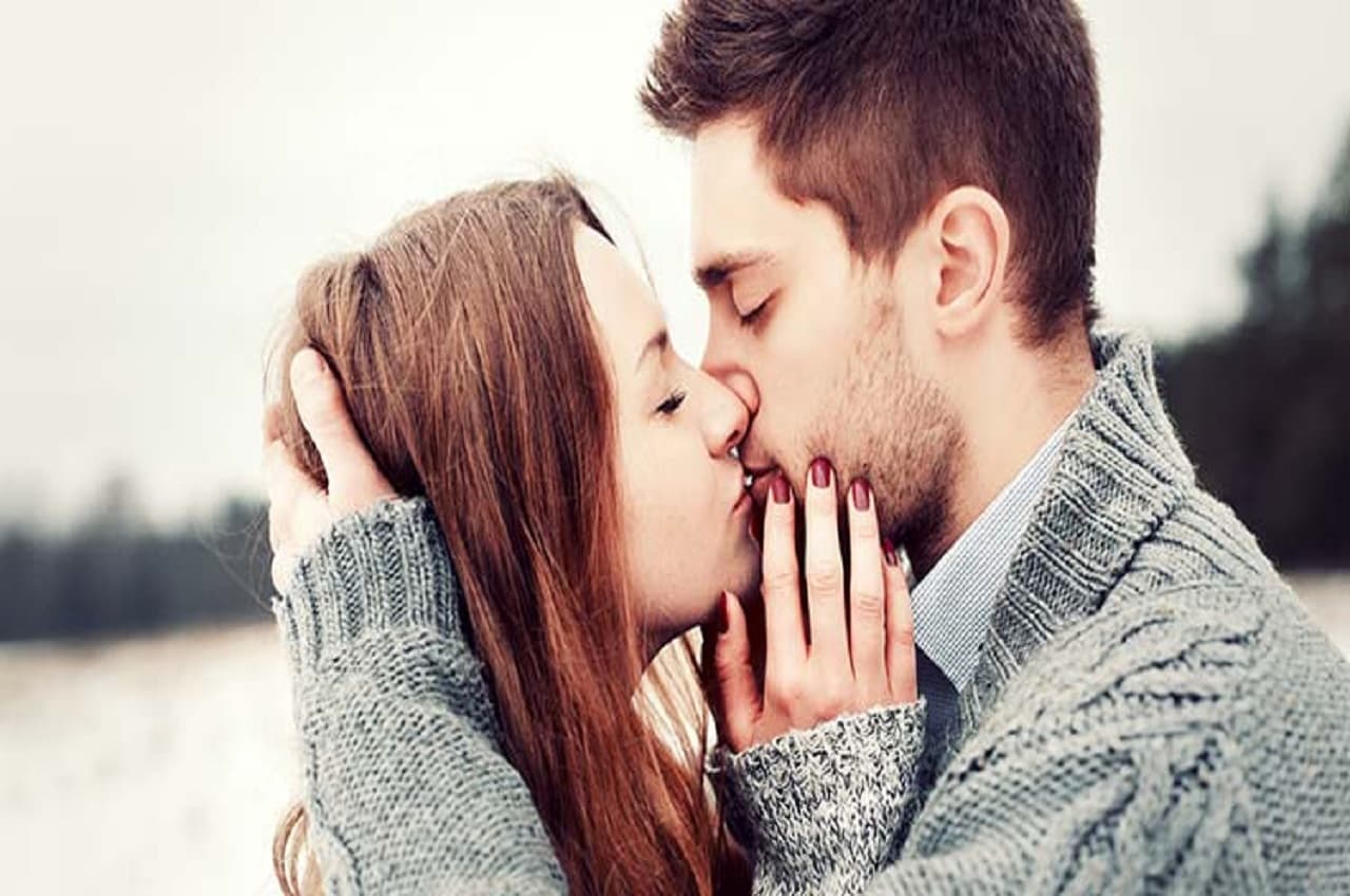 Health Benefits Of Kiss: केवल प्यार जताने का जरिया नहीं है किस, ये हैं इसके जबदस्त हेल्थ बेनेफिट्स