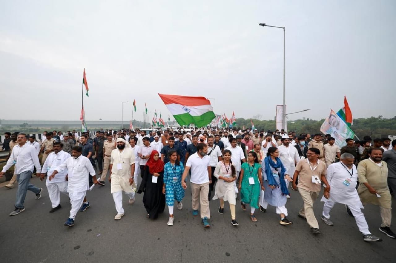 Bharat Jodo Yatra: कांग्रेस भारत जोड़ो यात्रा का 55वां दिन, राहुल गांधी ने तेलंगाना के शमशाबाद के मठ मंदिर से शुरू की पदयात्रा