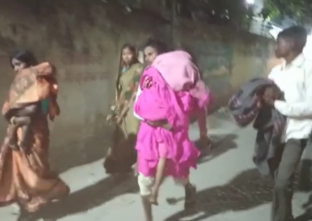 बिहार में दिखी 'बेबसी की तस्वीर'; एंबुलेंस नहीं मिली तो बीमार मां को कंधे पर लेकर रातभर भटका बेटा