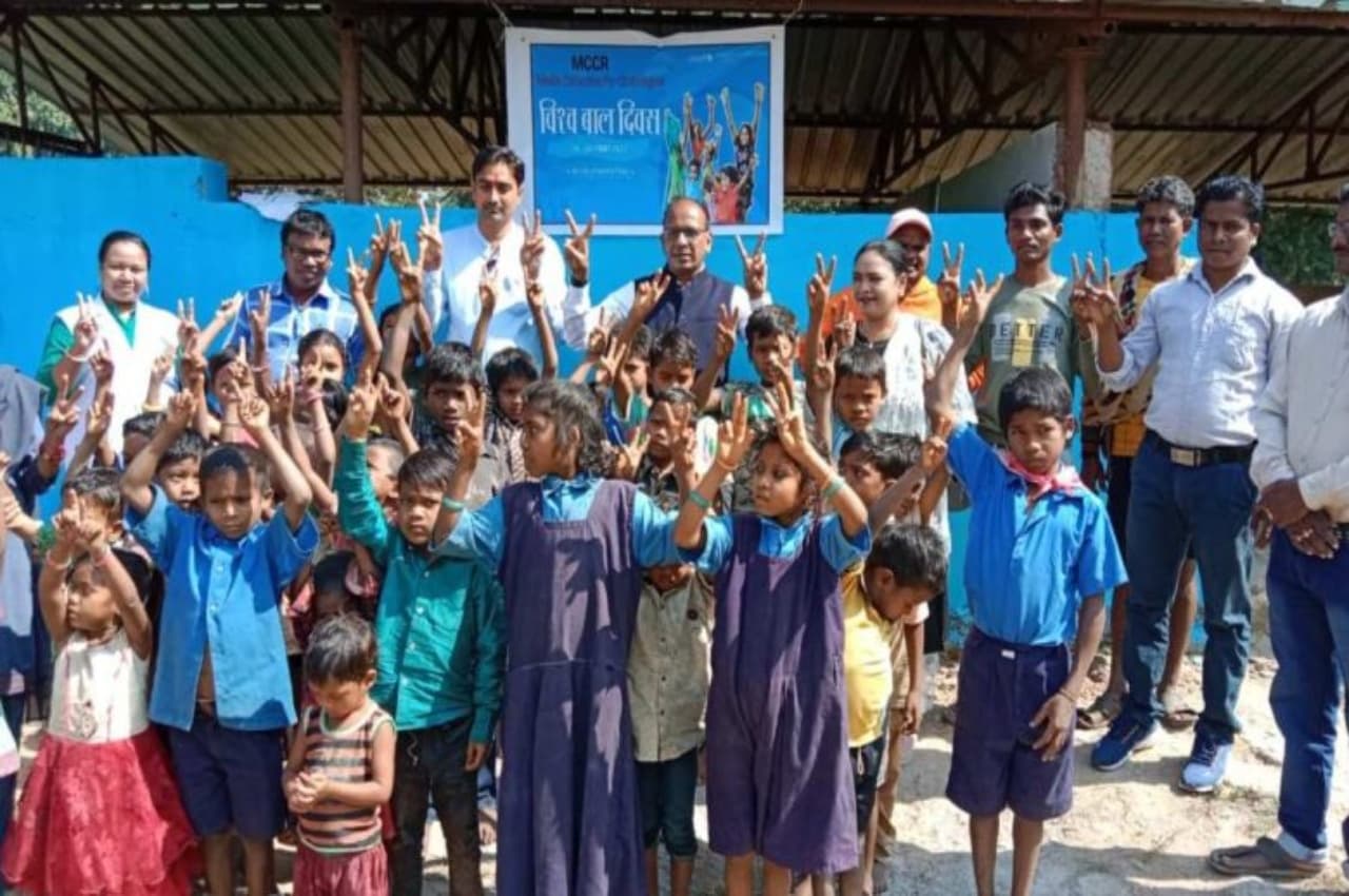 Bijapur: इस गांव के स्कूल से नक्सलियों का खौफ खत्म, वर्षों बाद मनाया गया बाल दिवस