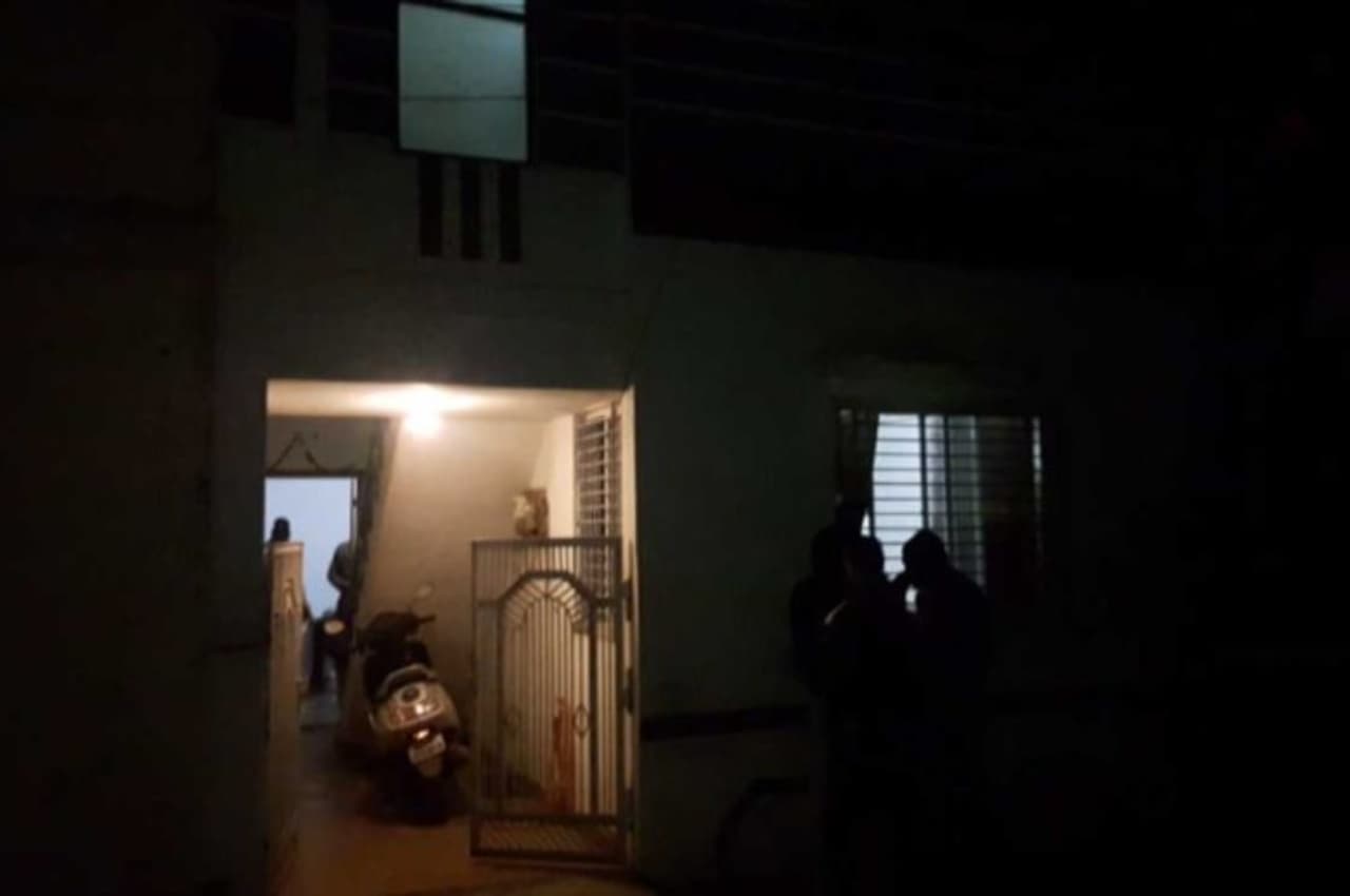 बंदूक के बल पर शराब ठेकेदार के ऑफिस में लाखों की लूट, कर्मचारियों को बंधक बनाकर दिया वारदात को अंजाम