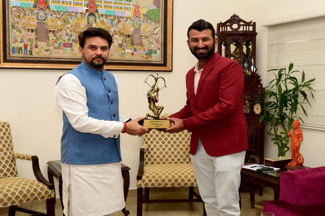 चेतेश्वर पुजारा को केंद्रीय मंत्री अनुराग ठाकुर ने अर्जुन अवॉर्ड से किया सम्मानित, ट्वीट कर जताया आभार