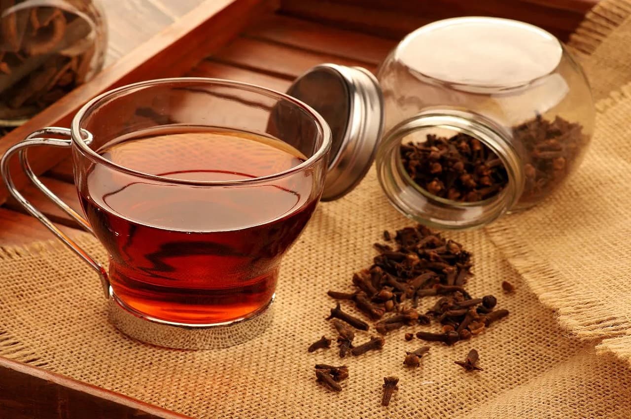 Clove Water Benefits: रोजाना पीएं पानी में लौंग उबालकर, बल्ड शुगर से लेकर पाचन में मिलेगी मदद