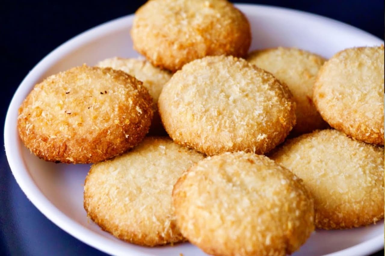 Tasty Snack: कोकोनट कुकीज के साथ बढ़ाएं गर्मागर्म चाय का स्वाद, ये रही रेसिपी