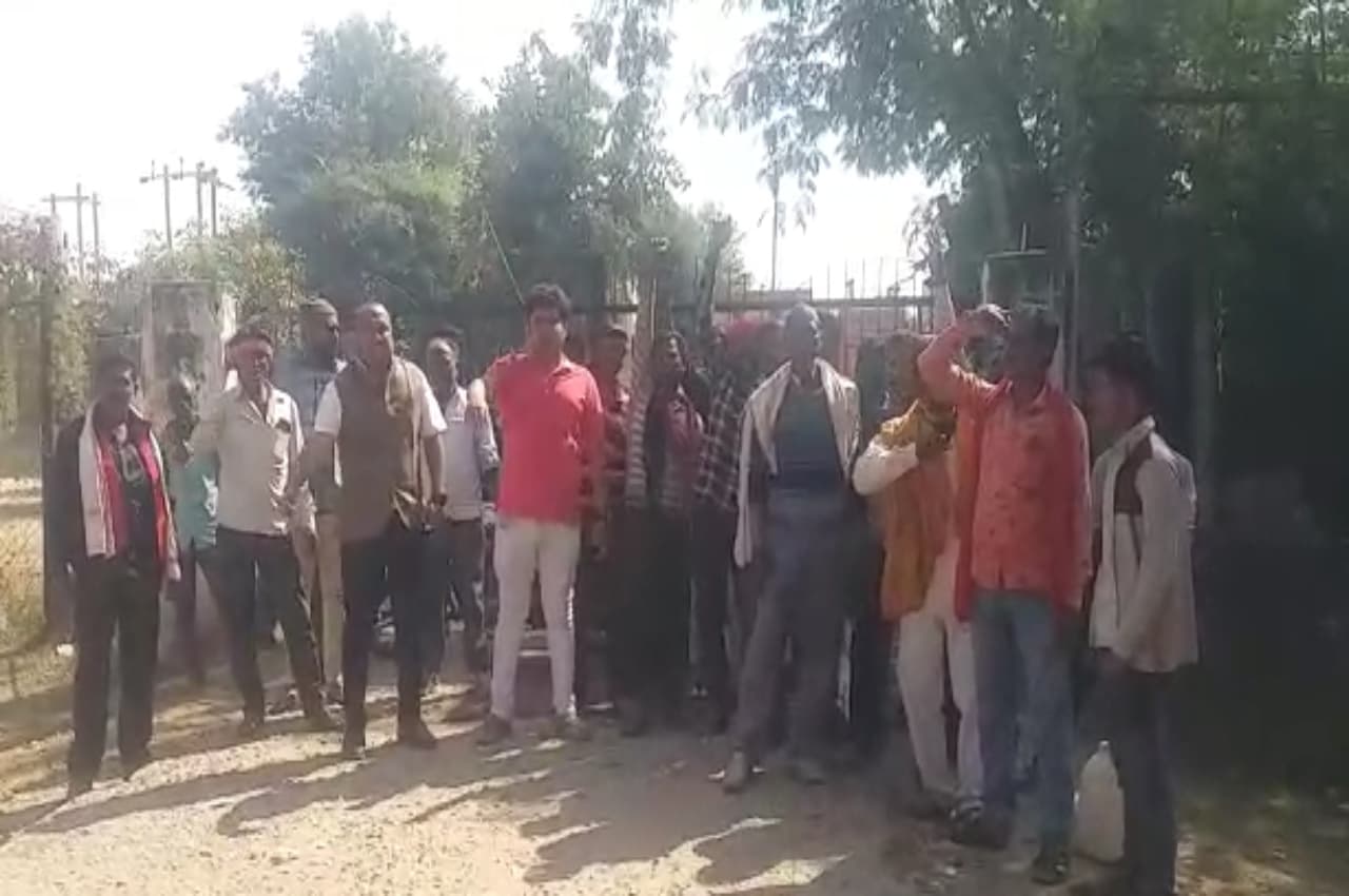 Damoh News: ट्रांसफॉर्मर के लिए परेशान किसानों ने बिजली दफ्तर में तालाबंदी कर किया प्रदर्शन, आत्महत्या की दी चेतावनी
