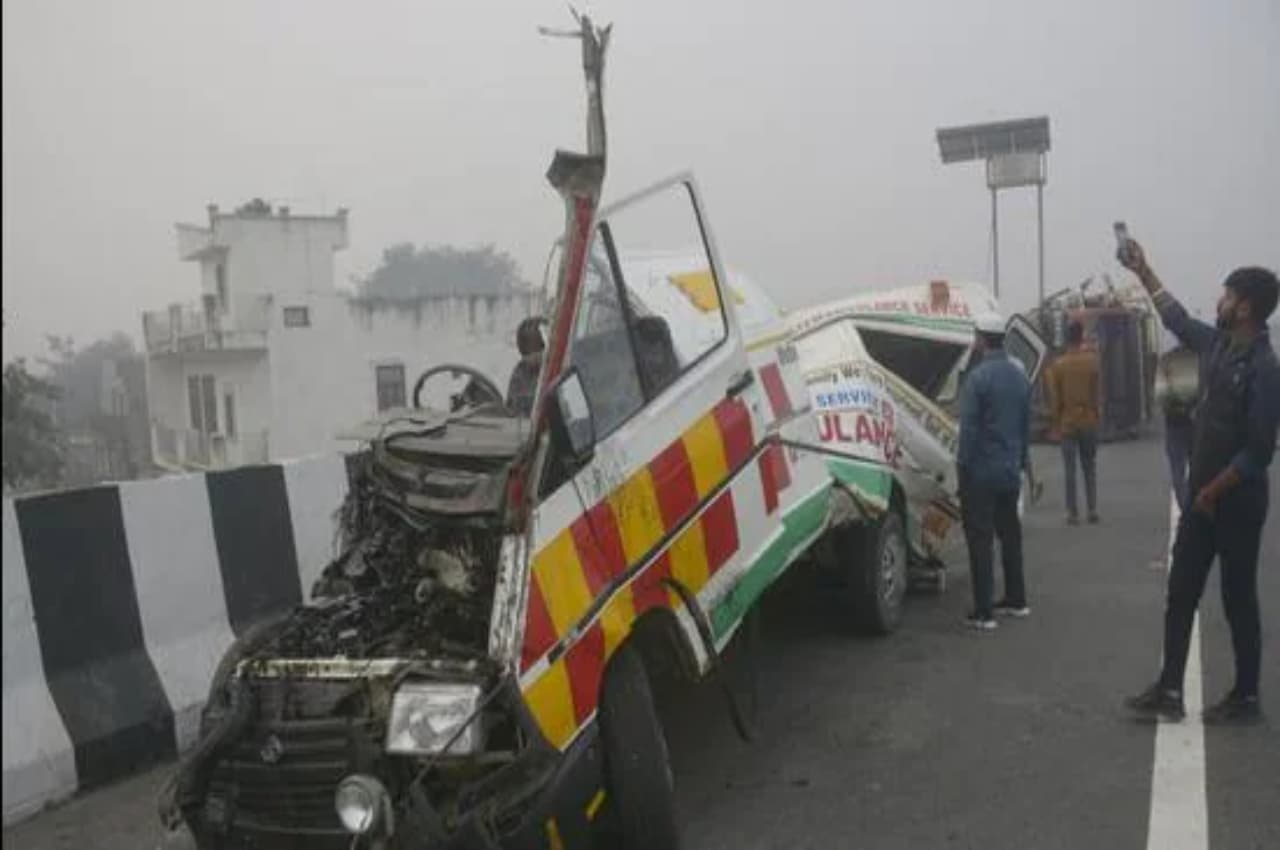 दिल्ली-मेरठ एक्सप्रेसवे पर भीषण हादसा; एंबुलेंस के उड़े परखच्चे, एक गलती से चली गई दो लोगों की जान