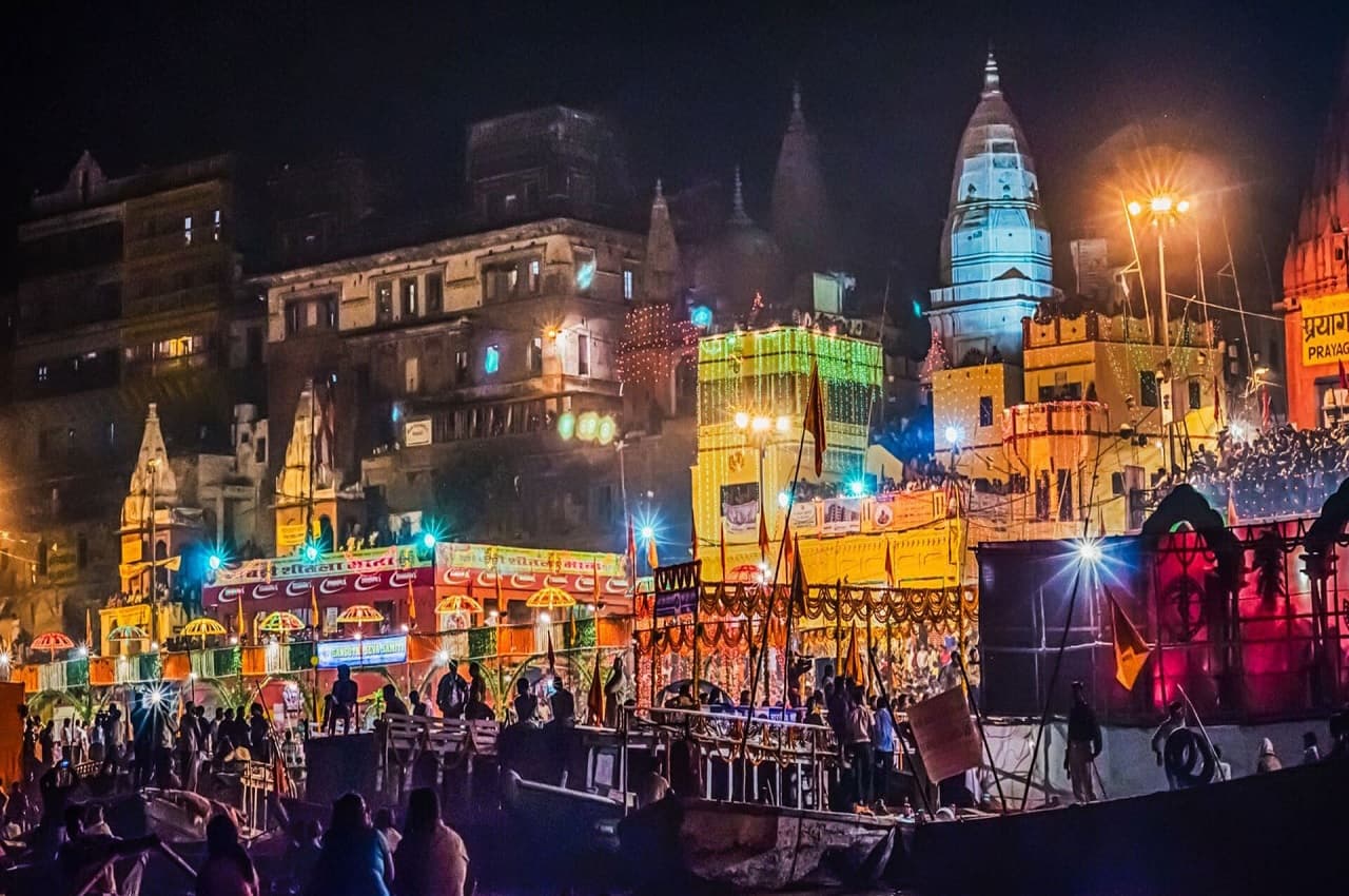 Dev Diwali 2022: देव दिवाली के दिन आज धरती पर आएंगे देवतागण, जानें कथा और महात्म्य
