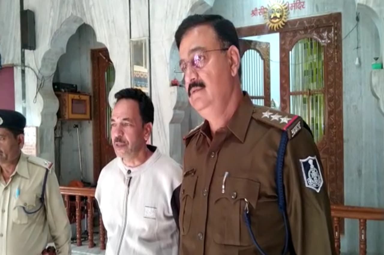 Dhar News: मंदिरों को बनाया चोरों ने निशाना, मुकुट-कुंडल सहित दानपेटी से चुराई नकदी, CCTV में कैद बदमाश