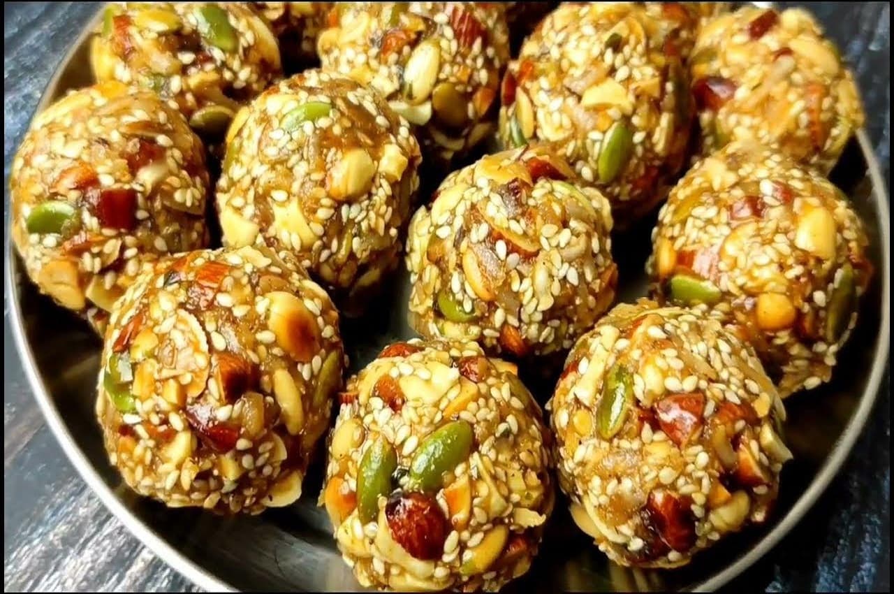 Healthy Food: रोजाना दूध के साथ खाएं ताकत से भरपूर ड्राई फ्रूट्स लड्डू, ये रही बनाने की विधि