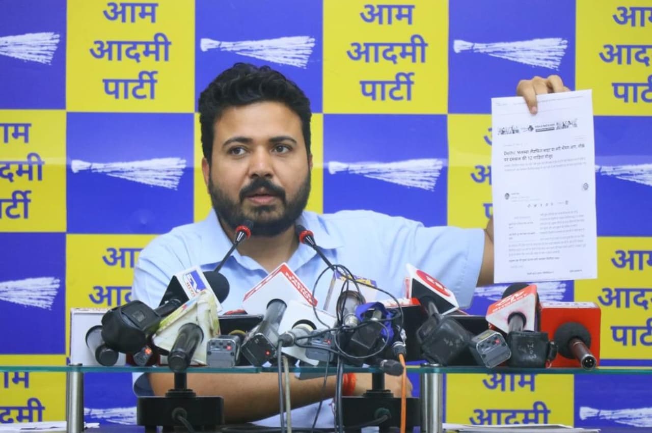 Delhi: फिर गिरा गाजीपुर कूड़े के पहाड़ का बड़ा हिस्सा, मरते-मरते बचे लोग