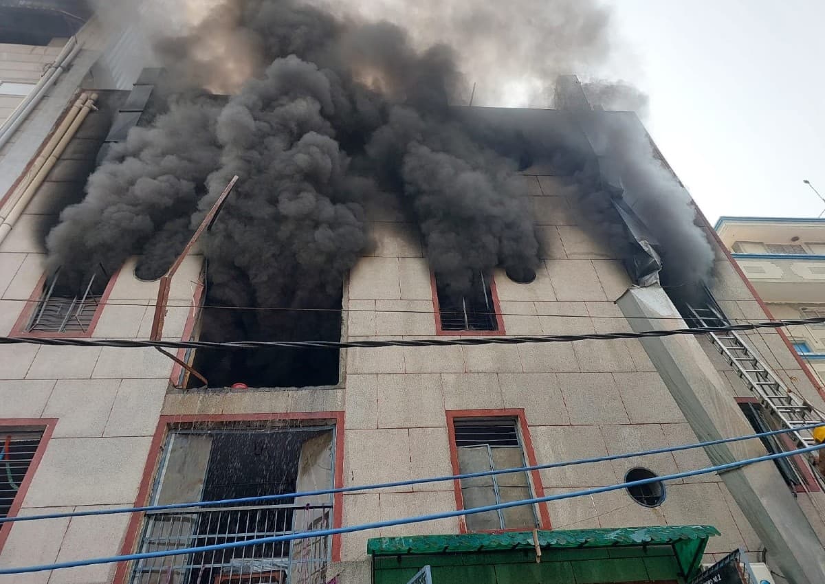 दिल्ली के नरेला इंडस्ट्रियल एरिया में लगी आग, दो लोगों की मौत; दमकल की 10 गाड़ियों ने पाया काबू