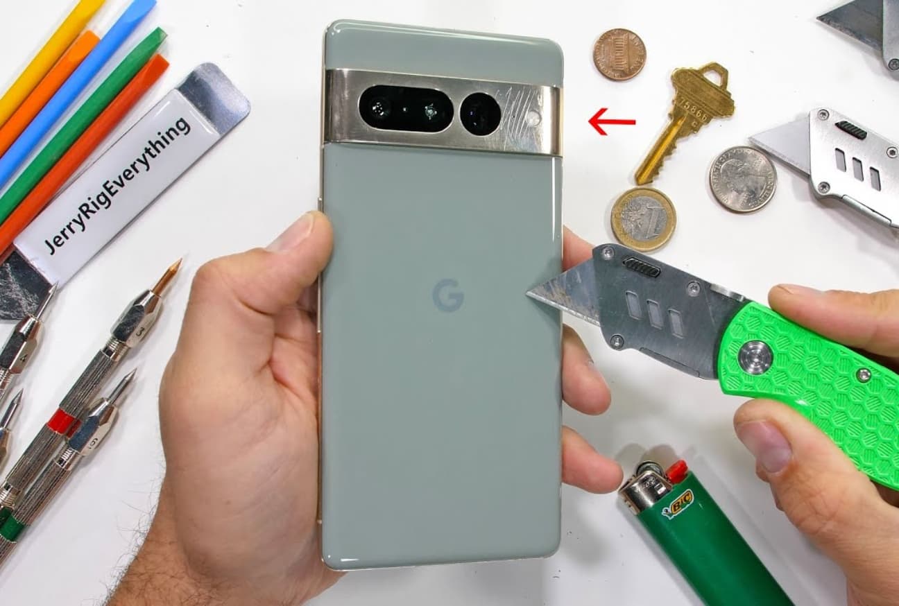 Google Pixel 7 Pro पर एक शख्स ने किया बड़ा सितम! मारा चाकू और ब्लेड, फिर क्या हुआ वीडियो में देखें