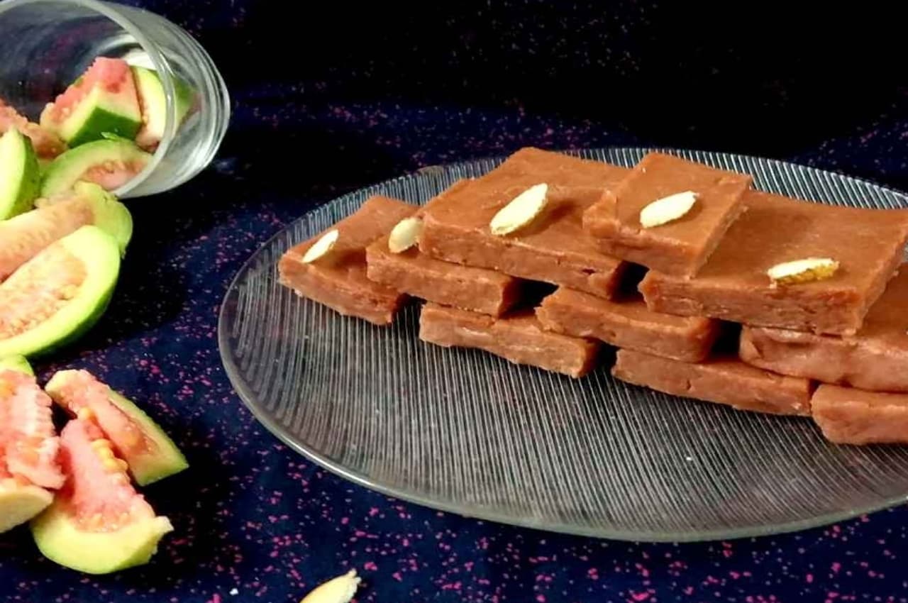 Healthy Sweet: मजबूत इम्यूनिटी के लिए अमरूद बर्फी से बेहतर कुछ भी नहीं, ऐसे बनाकर खाएं