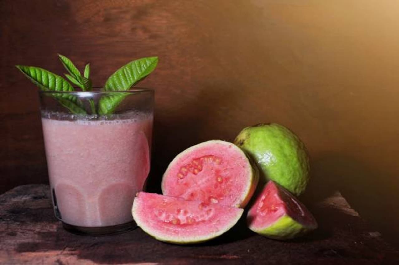 Healthy Drink: अमरूद स्मूदी पीकर होंगी पेट की सारी समस्याएं दूर, ये रही रेसिपी
