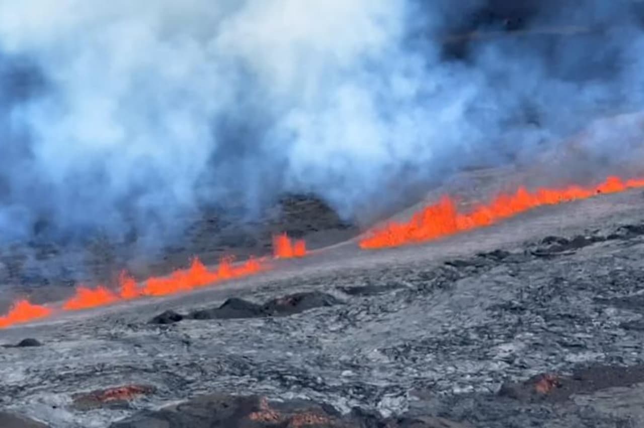 Mauna Loa: हवाई में दुनिया का सबसे बड़ा सक्रिय ज्वालामुखी फटा, आबादी वाले क्षेत्रों को खतरा होने की आशंका नहीं