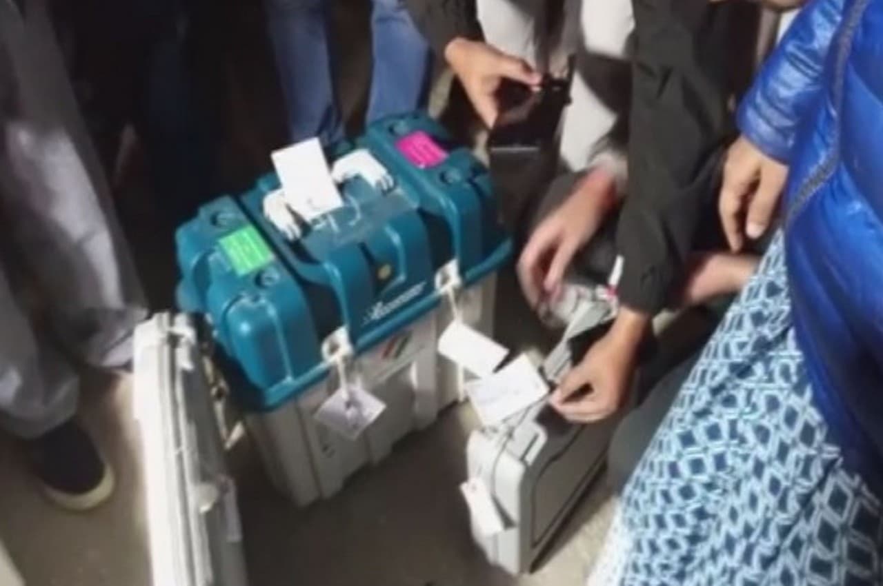 Himachal Election: शिमला में निजी वाहन में मिला EVM, पोलिंग पार्टी निलंबित; कांग्रेस ने लगाया गड़बड़ी का आरोप