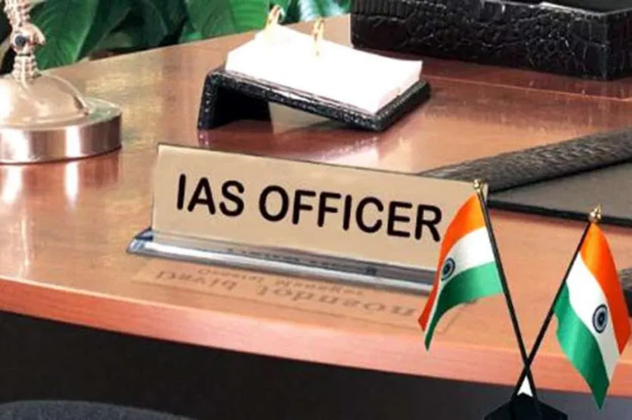 IAS Transfer in UP: छह आईएएस अधिकारियों को मिला जिलाधिकारी का चार्ज, अब एस. राजलिंगम होंगे DM वाराणसी