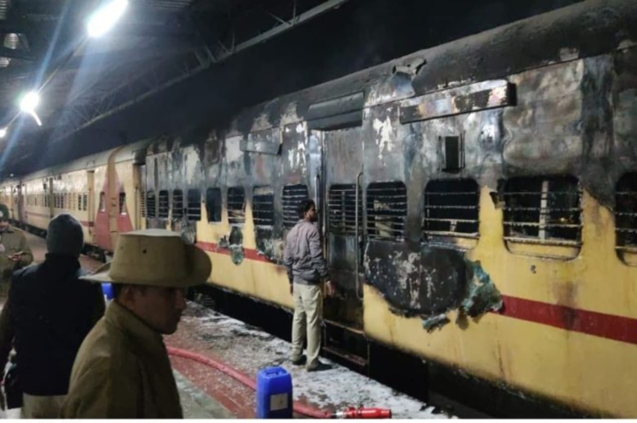 उज्जैन में बर्निंग ट्रेन! इंदौर-रतलाम पैसेंजर में लगी आग, एक बोगी जलकर राख