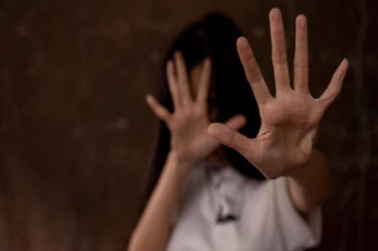 स्कूल टीचर ने दो साल तक किया 11वीं की छात्रा से दुष्कर्म, मना करने पर दी हत्या के बाद टुकड़े करने की धमकी