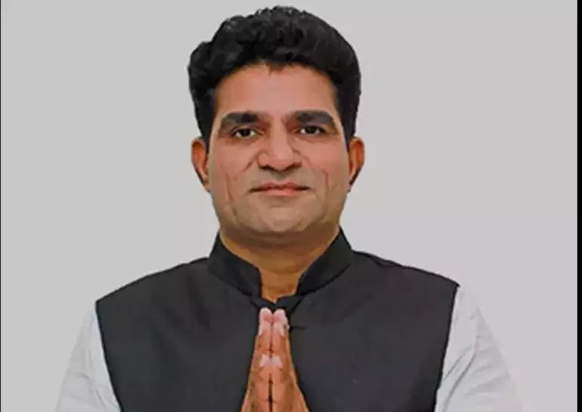 Gujarat Election 2022: आम आदमी पार्टी ने इसुदान गढ़वी को मुख्यमंत्री पद का उम्मीदवार बनाया