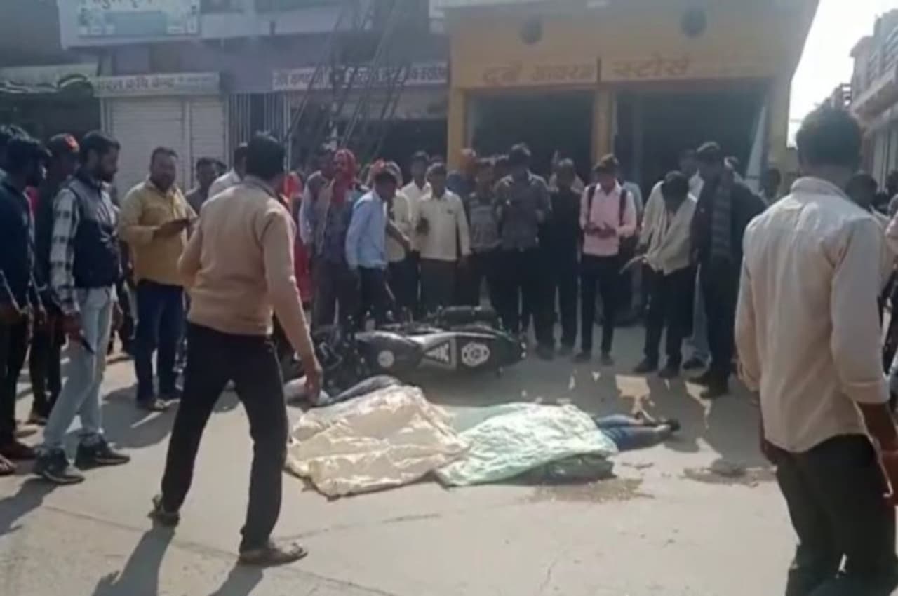 Jabalpur Road Accident: फर्टिलाइजर से भरे ट्रक ने बाइक को मारी टक्कर, मौके पर 2 की मौत