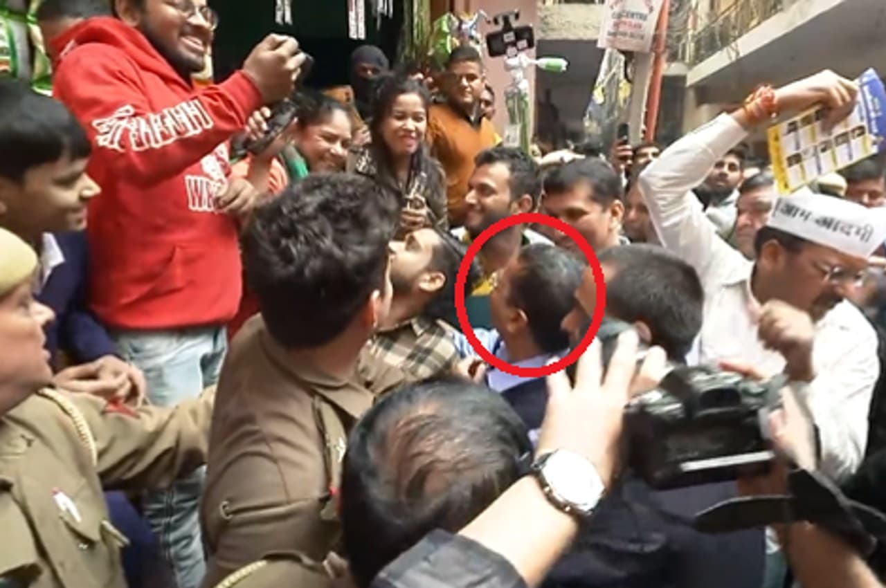 Delhi MCD Election: महिला का अरविंद केजरीवाल से सवाल, पूछा- सर, आपने मफलर क्यों नहीं पहना?