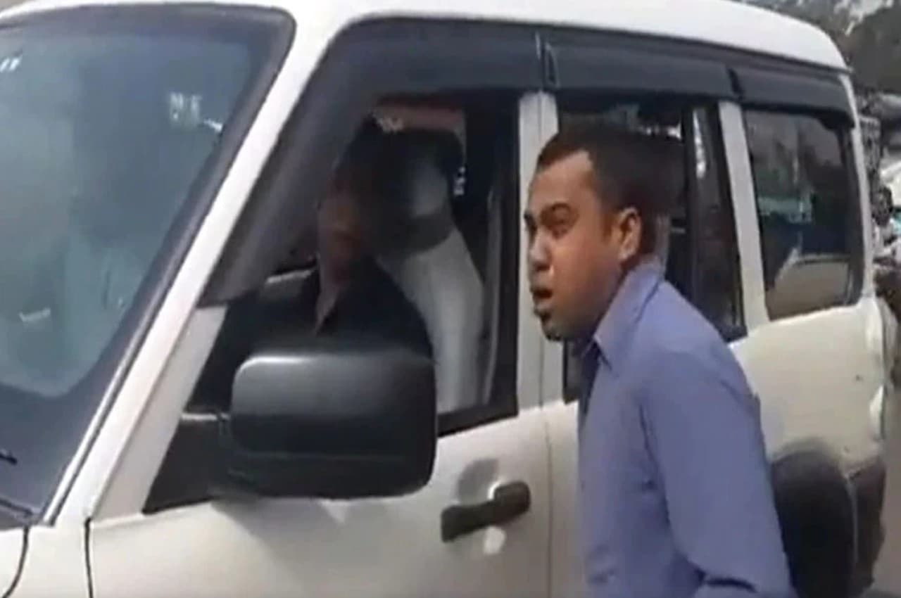 Video: राशन कार्ड पर 'दत्ता' सरनेम की जगह लिखा कुत्ता, शख्स ने अधिकारी के सामने 'भौंक' कर जताया विरोध