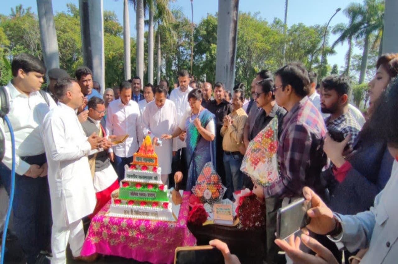 कमलनाथ ने जन्मदिन पर काटा मंदिर नुमा केक, भाजपा हमलावार, कहा- हिंदुओं की भावना से किया जा रहा खिलवाड़