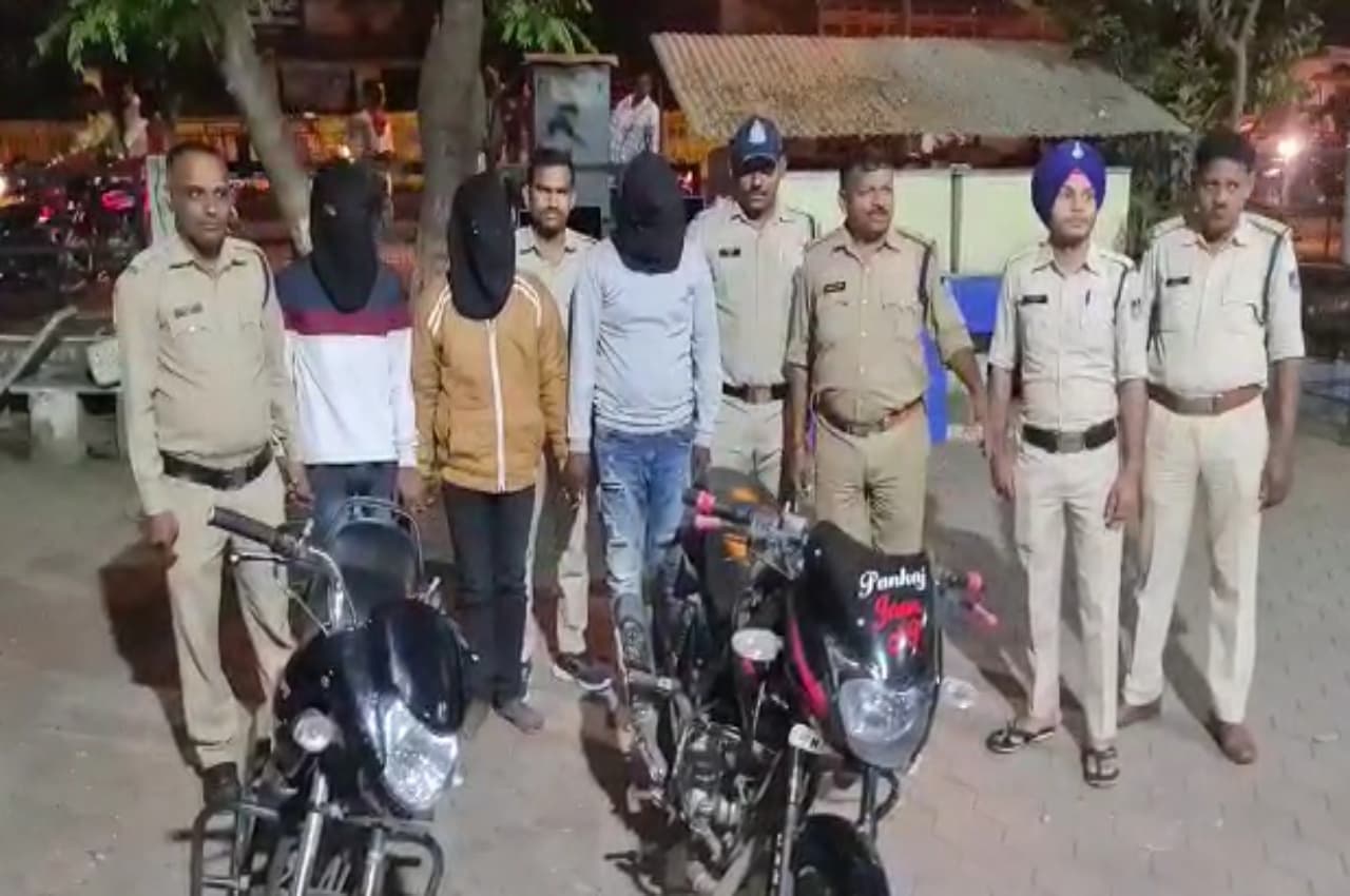 अपना शौक पूरा करने के लिए ये गैंग करता था चोरी, 7 मोबाइल और दो बाइक के साथ तीन आरोपी गिरफ्तार