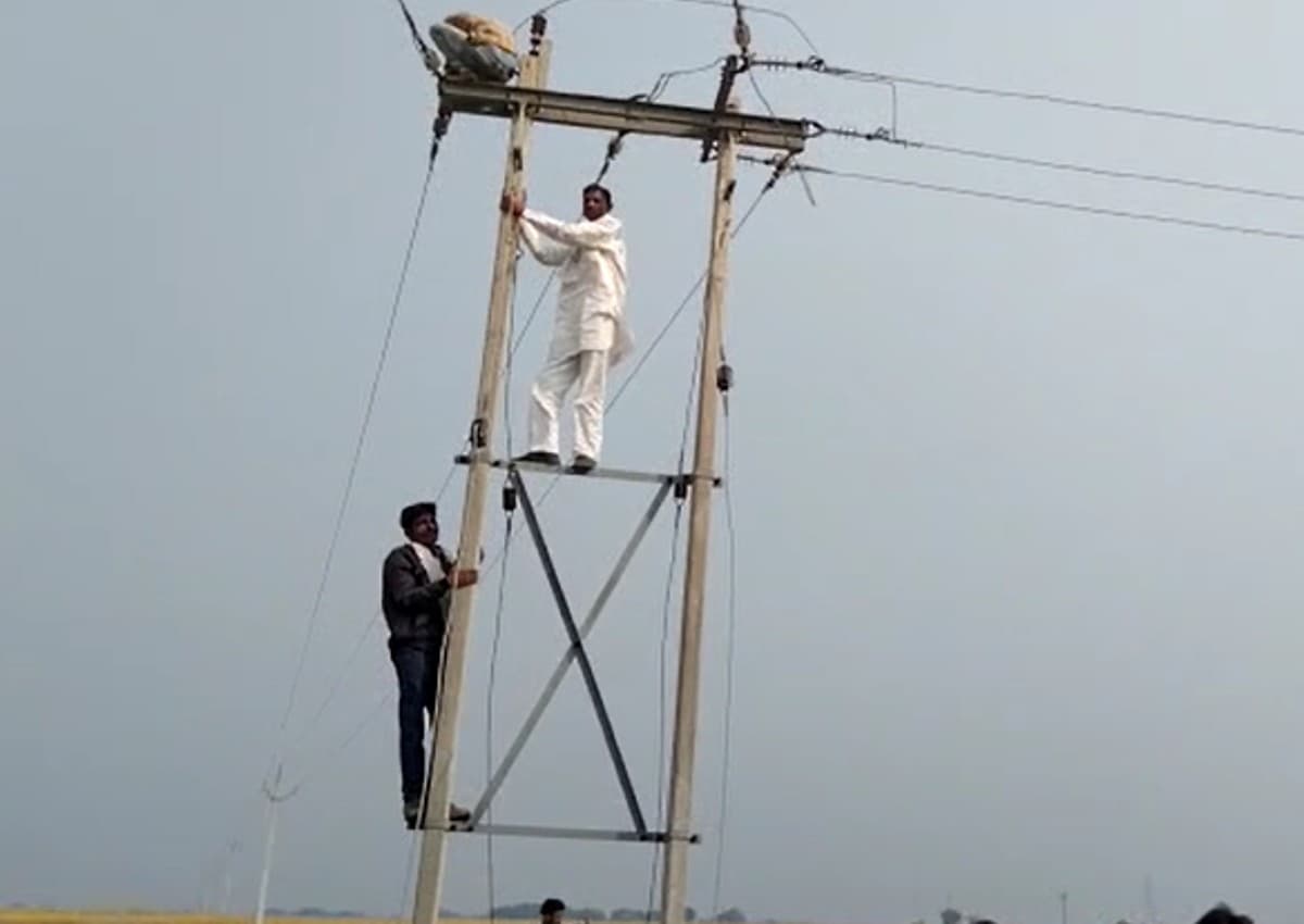 MP News: कंपनी ने काटी गांव की बिजली, तो खंभे पर चढ़कर कांग्रेस विधायक ने जोड़ा कनेक्शन