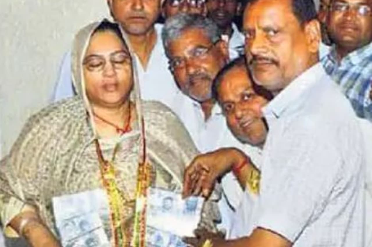 शिक्षा राज्यमंत्री जाहिदा खान का नोट प्रेम, पहनी 500 के नोटों की माला, भाजपा ने लगाया ये आरोप
