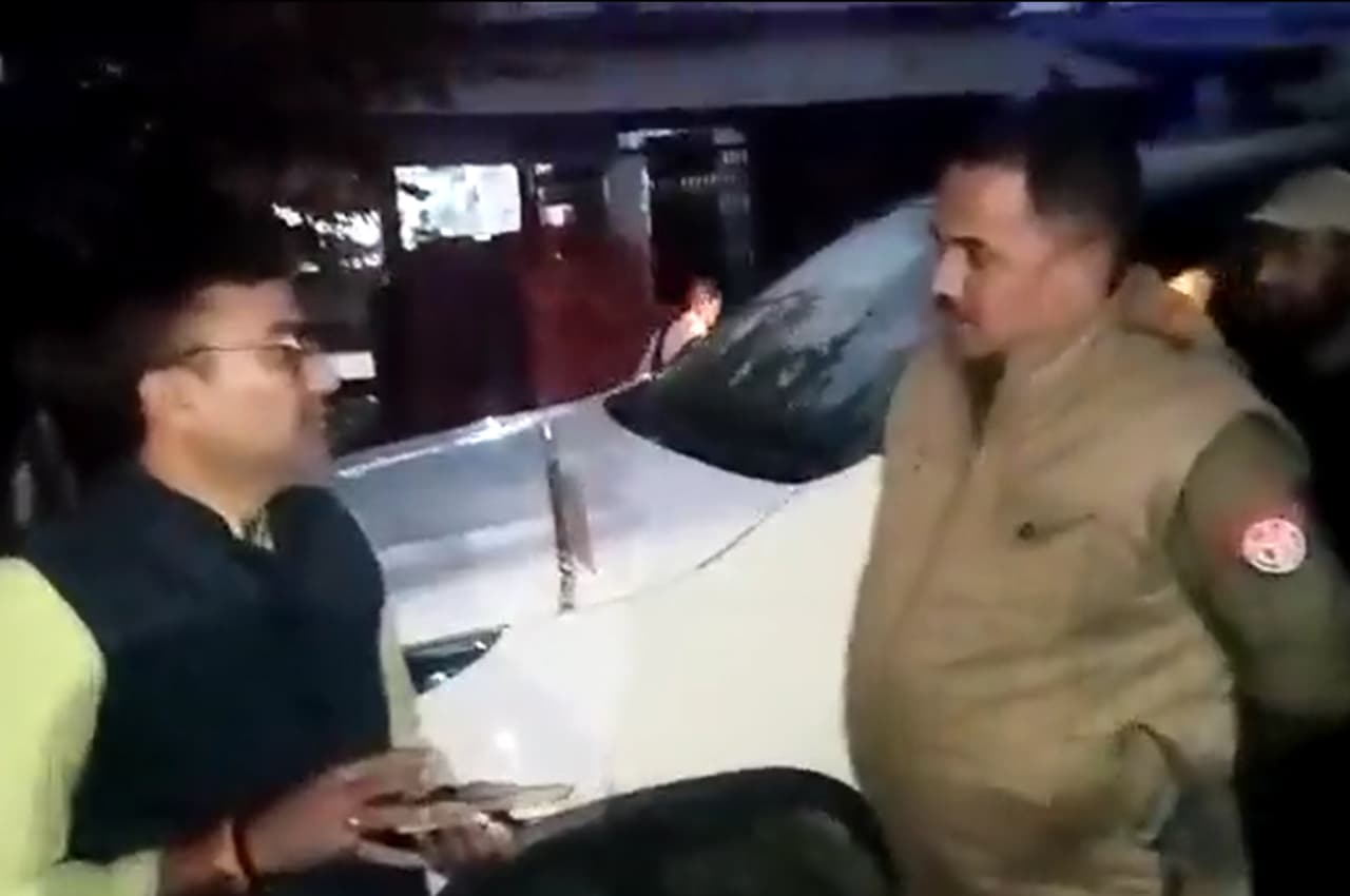 Viral Video: बाइक सवारों का चालान काटने पर भड़के भाजपा विधायक, CO को फोन लगाकर चेताया