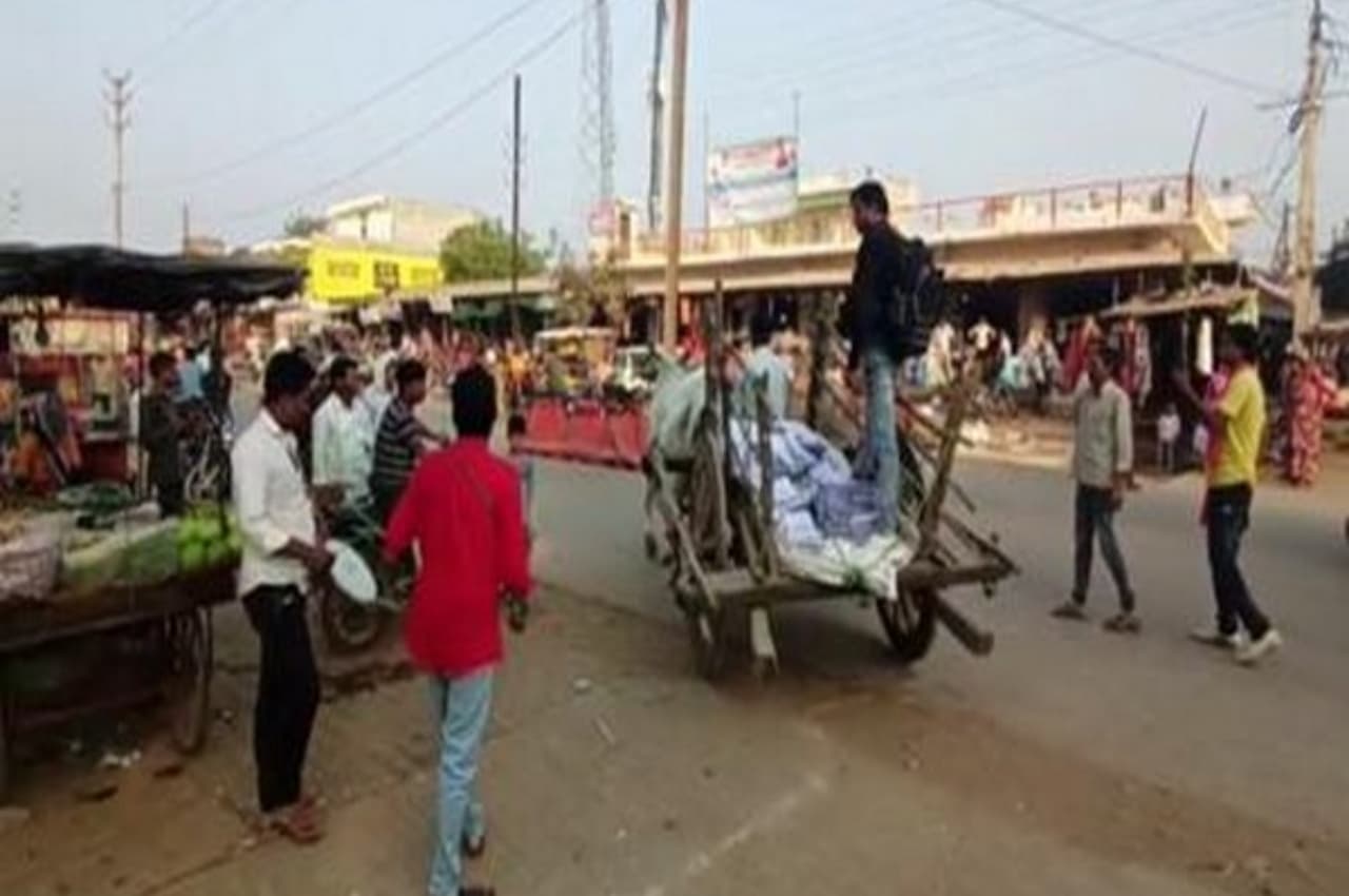 मध्य प्रदेश : शिवपुरी में आरटीआई कार्यकर्ता ने ली 8500 पेज की जानकारी, बैलगाड़ी का किया इस्तेमाल