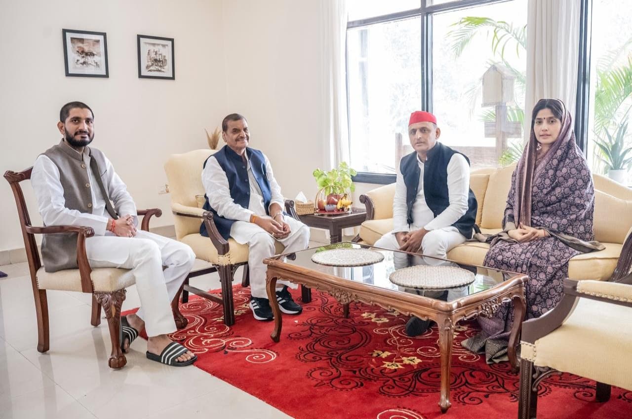 Mainpuri By-Election: मैनपुरी में चुनावी संग्राम शुरू, चाचा शिवपाल से मिलने घर पहुंचे सपा प्रमुख अखिलेश और डिंपल यादव