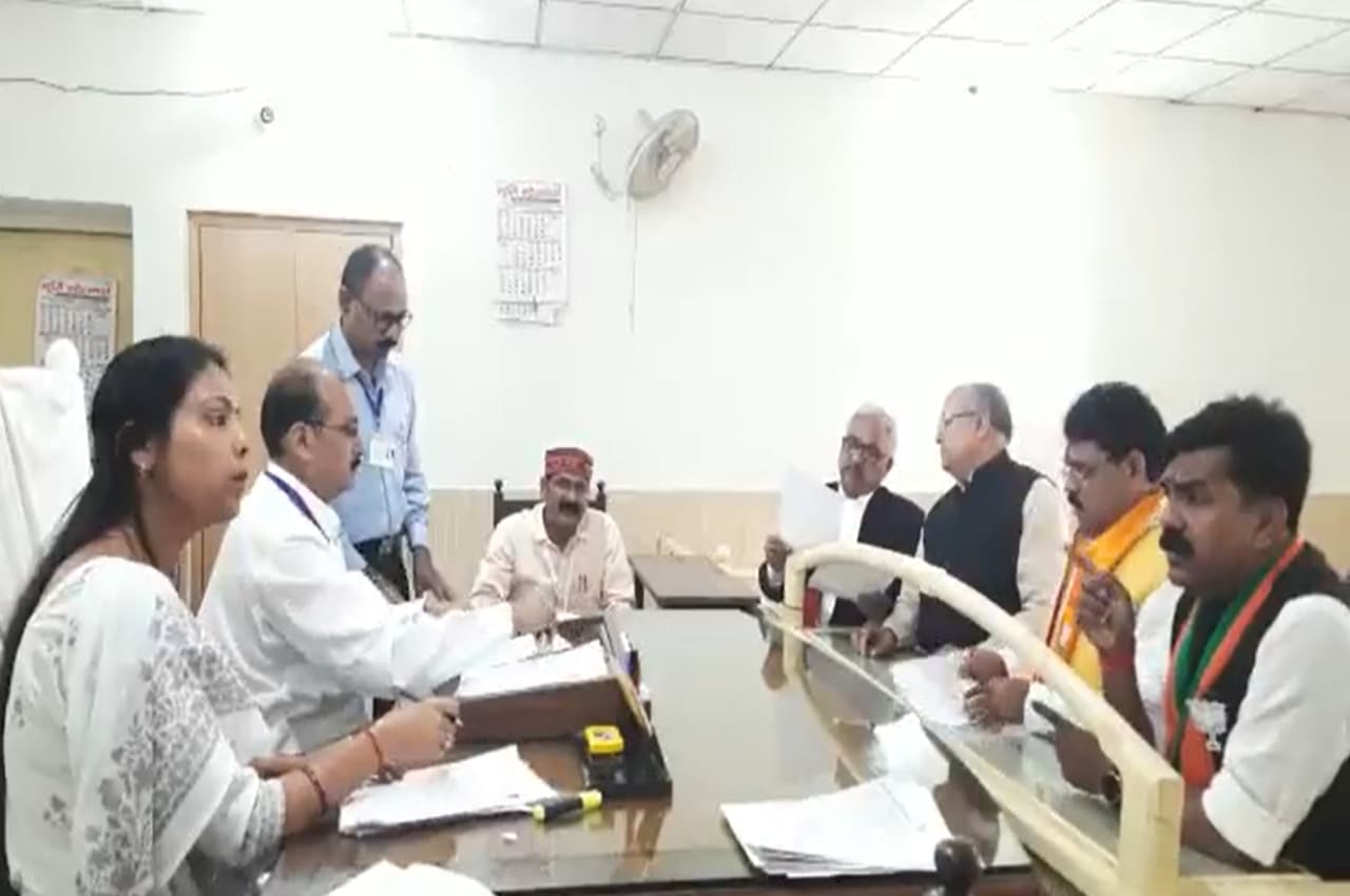 Mainpuri By-Election: भाजपा प्रत्याशी रघुराज सिंह शाक्य ने किया नामांकन, नेताजी के लिए कही ये बातें