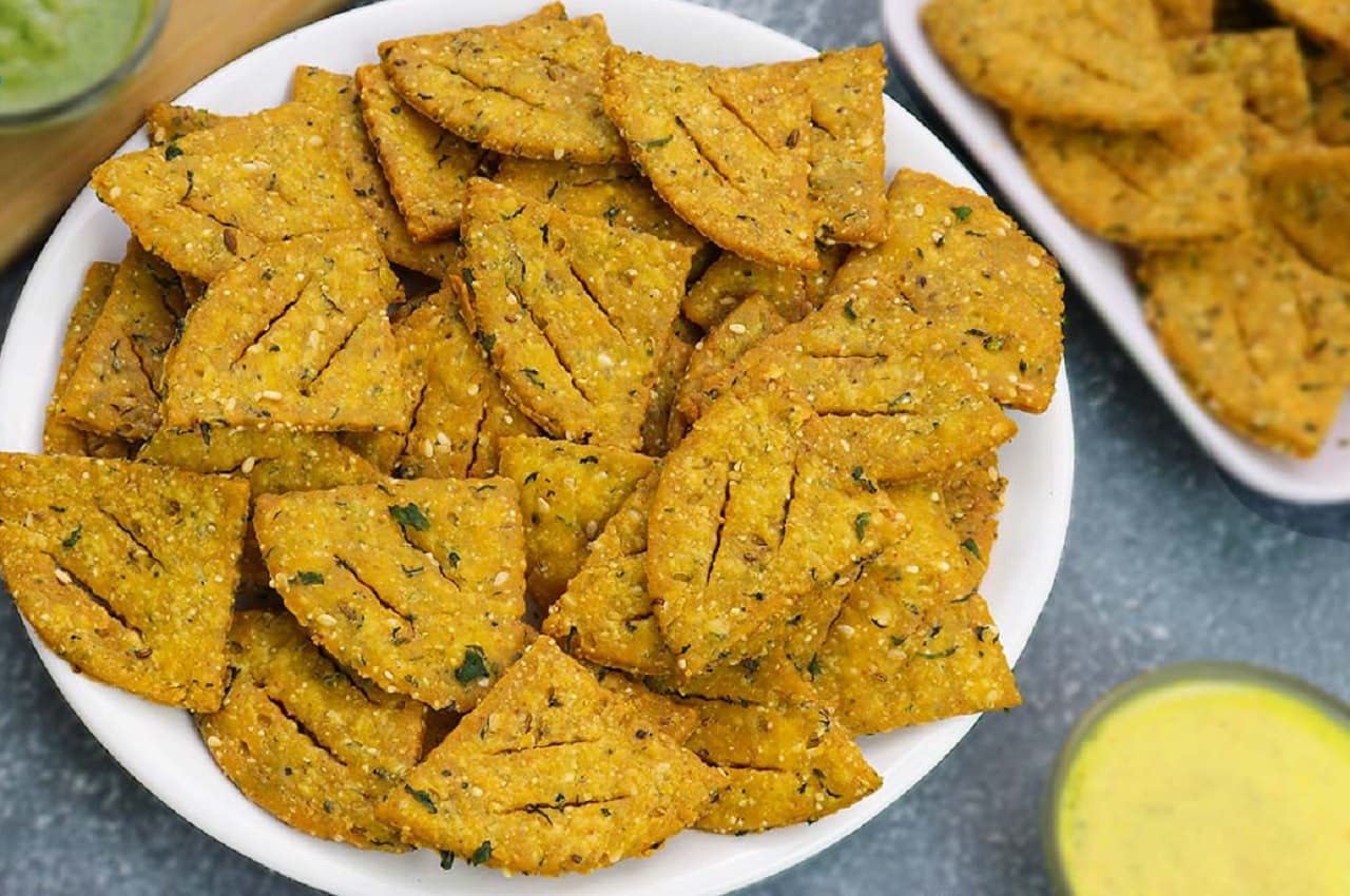 Snack Dish: गर्मागर्म चाय के साथ खूब जमती है चटपटी मेथी पापड़ी, ये रही आसान रेसिपी