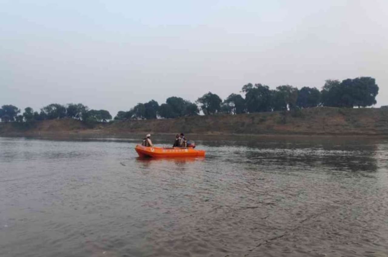 Raisen News: नर्मदा नदी में डूबे 2 युवक, सर्च ऑपरेशन में जुटी NDRF की टीम