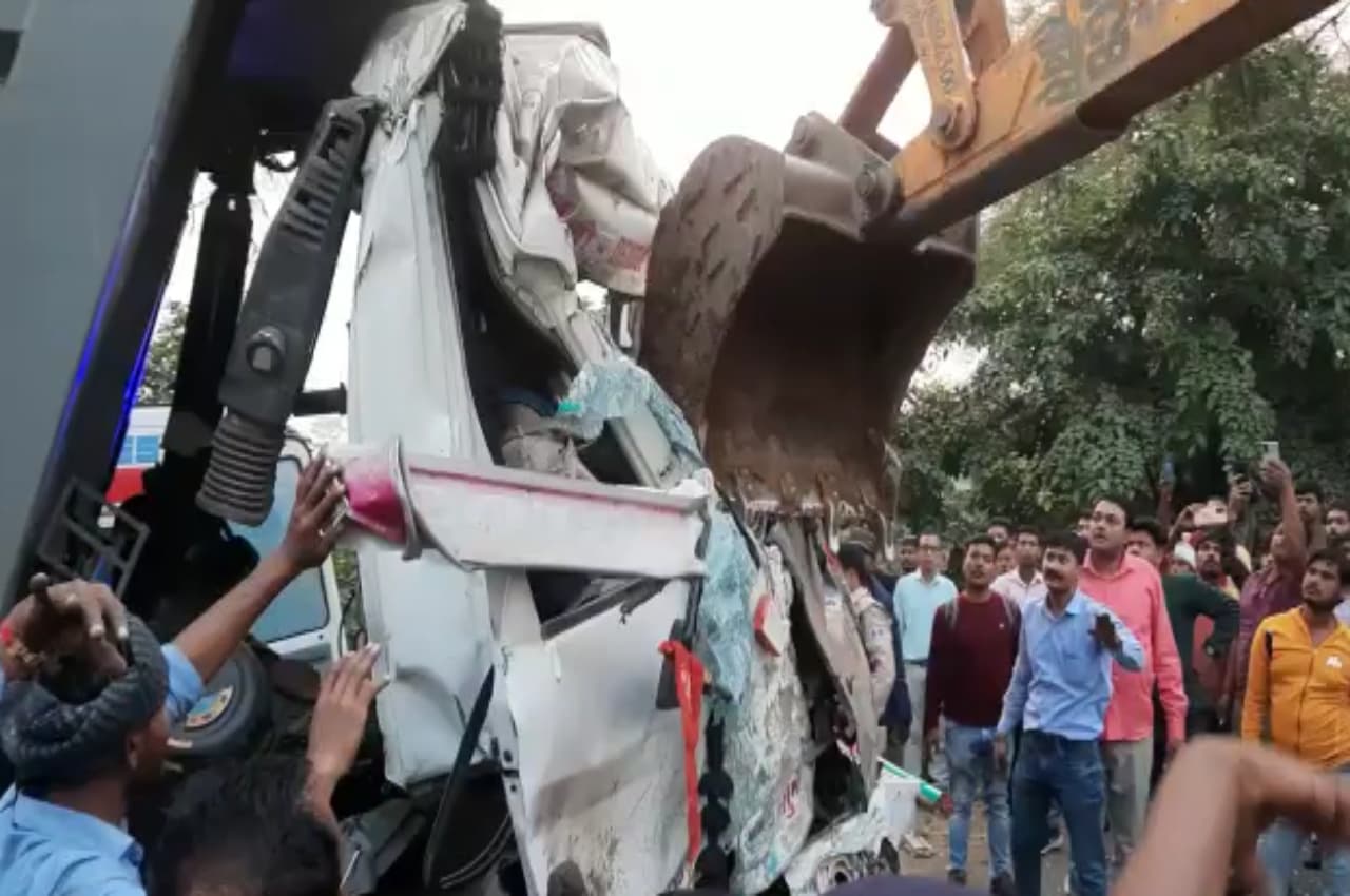 Narmadapuram Road Accident: डंपर से टकराई यात्री बस, बच्चे सहित कुल 40 लोग घायल