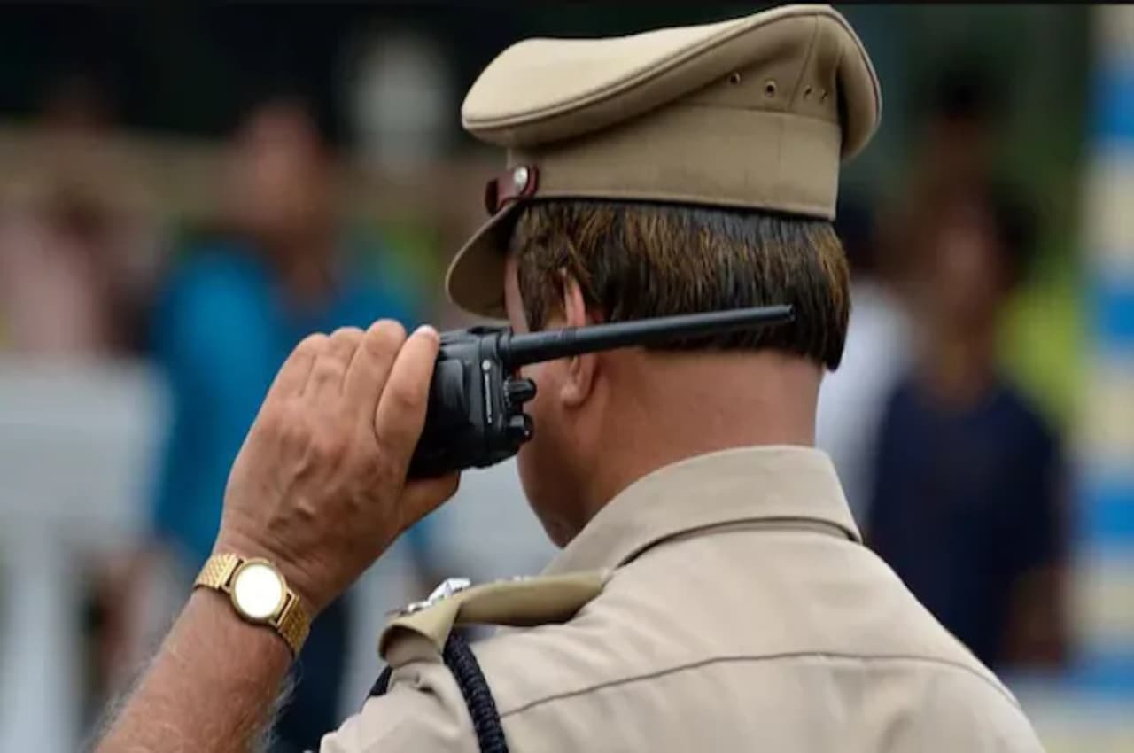 Noida News: नशे में कैब ड्राइवर ने पुलिस कमिश्नर को किया कॉल, कहा- मैं CM योगी का पीए बोल रहा हूं...