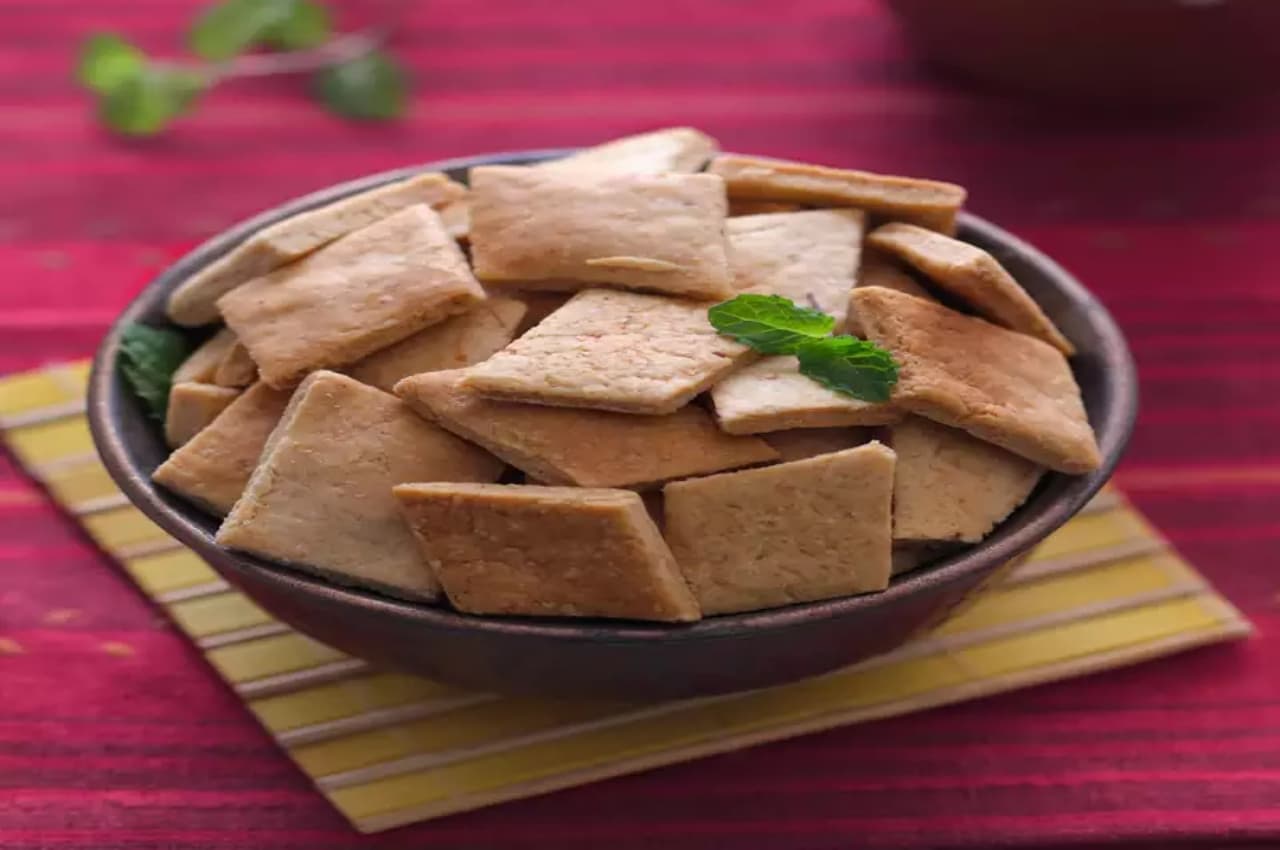 Healthy Snack: डायटिंग वालों का भी बढ़ा देंगे जायका ओट्स नमकपारे, इस विधि से करें तैयार