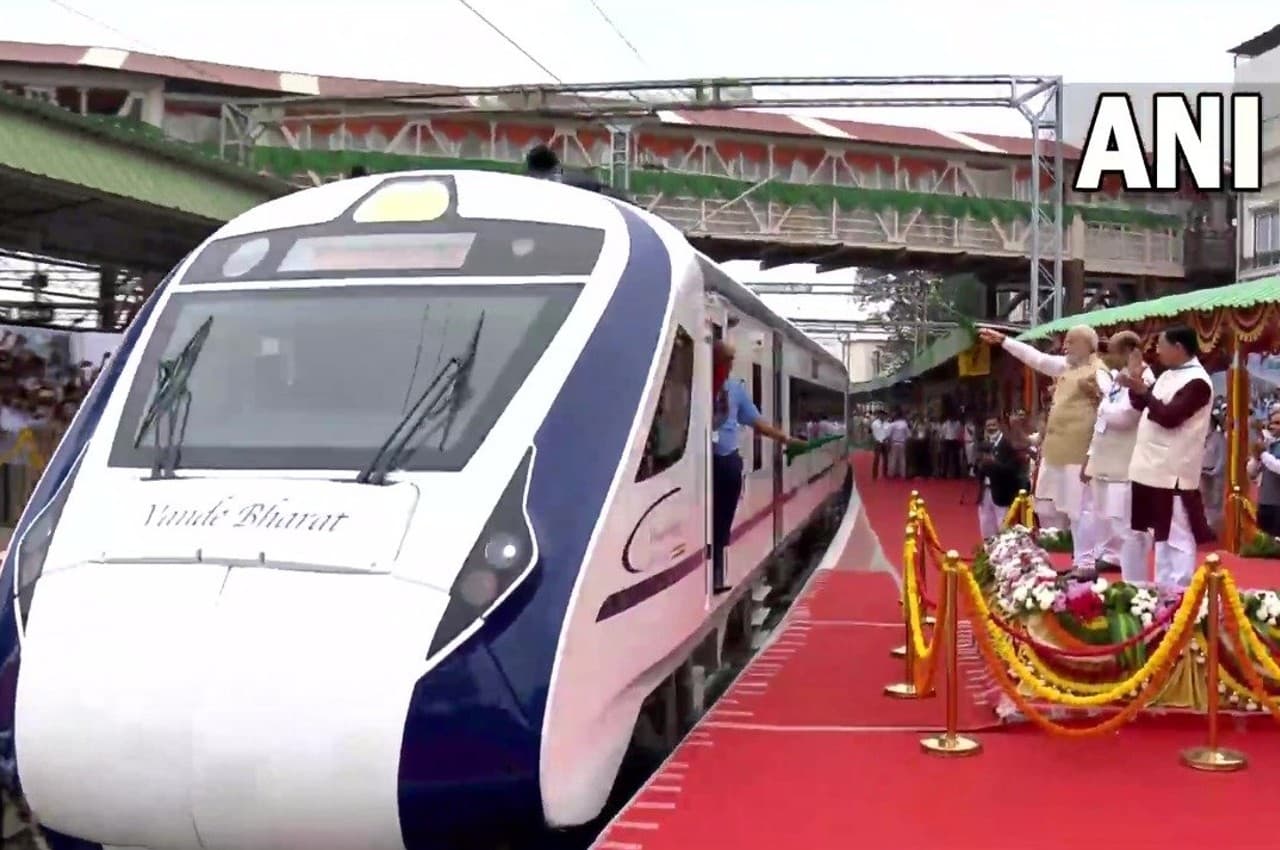 Karnataka News: दक्षिण भारत को मिली पहली वंदे भारत एक्सप्रेस ट्रेन, PM मोदी ने दिखाई हरी झंडी