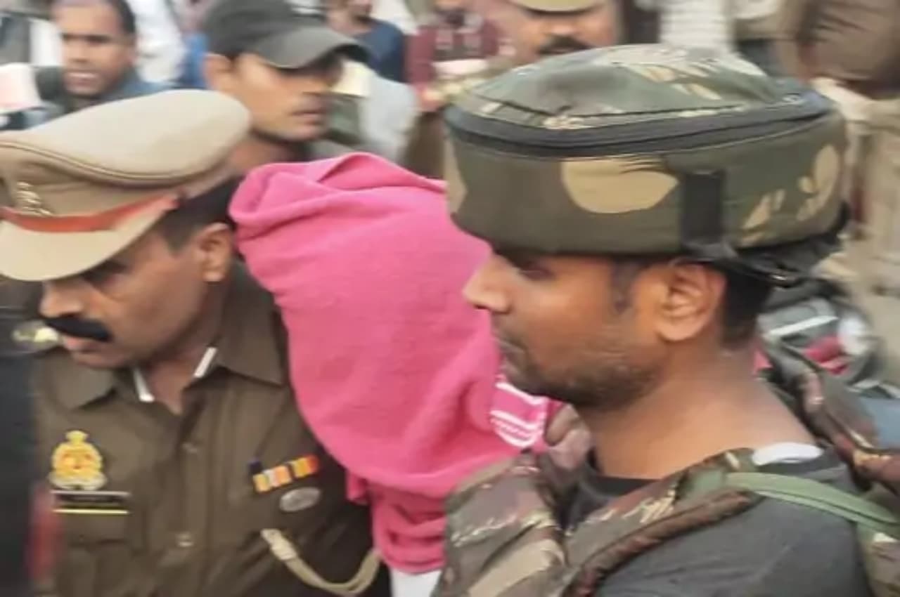 बेटे ने मां-बाप को मारी गोली, बचाने पहुंचा चौकी प्रभारी तो तान दी पिस्टल, फिर पुलिस ने ऐसे किया काबू